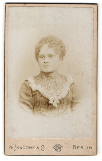 Fotografie A. Jandorf & Co., Berlin, Portrait junge Dame im hübschen Kleid mit