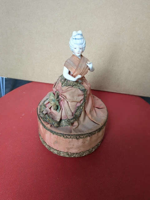 Ancienne Demi-figurine marquise en porcelaine avec sa très jolie robe