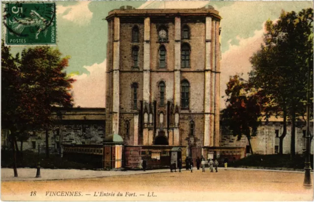 CPA Vincennes Entree du Fort (1347348)