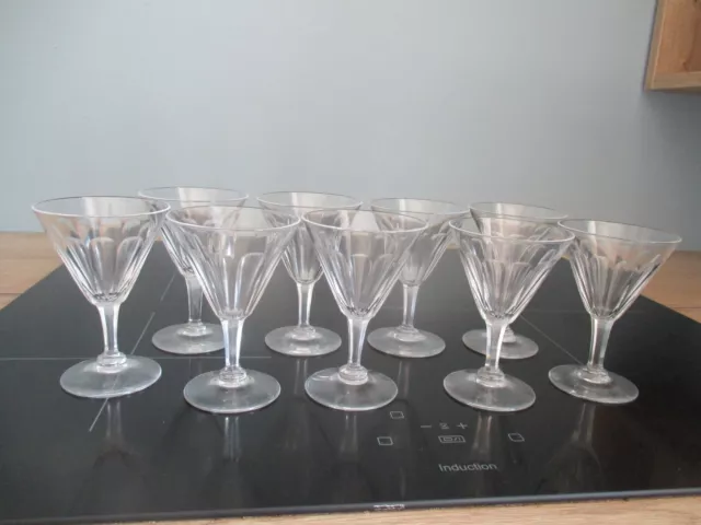 9 anciens petits verres à facettes sur pied à liqueur en cristal de Baccarat ?