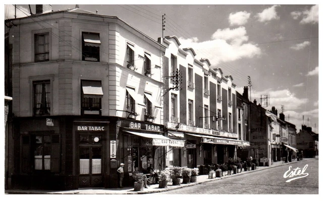 91 ANGERVILLE - la place route d'Orleans