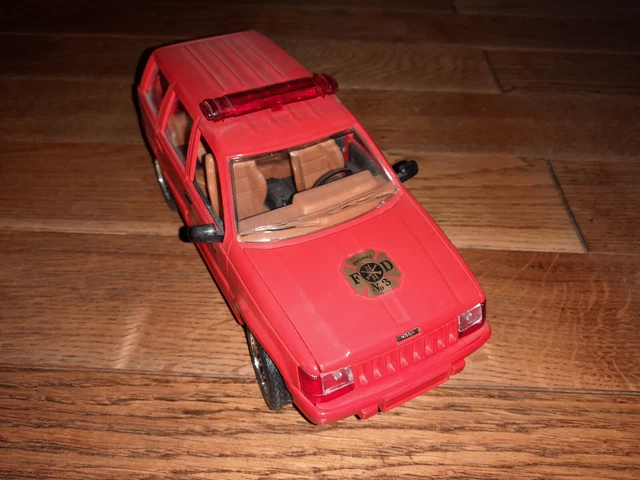 JEEP GRAND CHEROKEE POMPIER F.D.N.Y Rouge au 1/18 SOLIDO 9006 voiture JEEP GRAND CHEROKEE POMPIER F.D.N.Y Rouge au 1/18 SOLIDO 9006 voiture