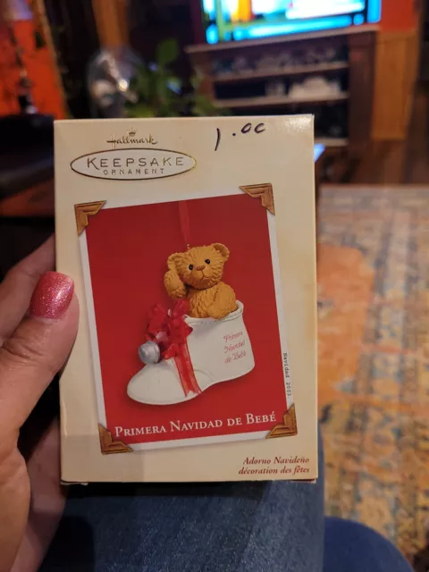 Hallmark Ornament Primera Navidad de Bebe 2003 Oso en Zapato NUEVO