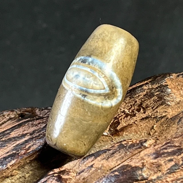 Tibetan agate dzi bead, Ancient agate bead with a natural eye