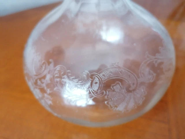 une carafe en verre gravé avec bouchon en très bon état 2