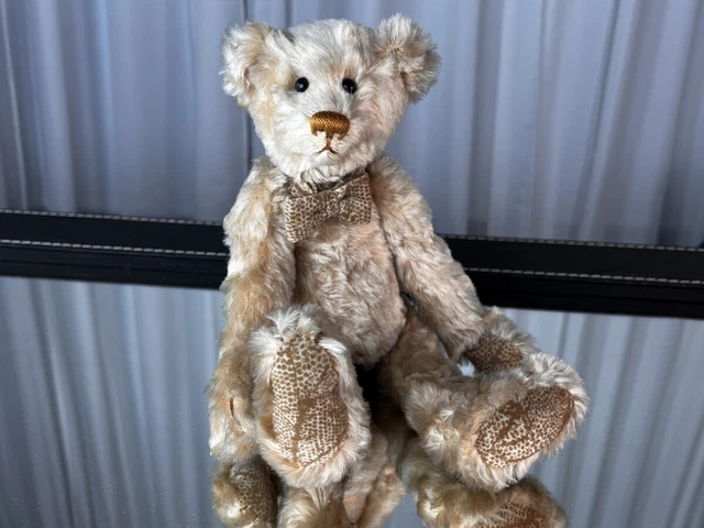 Ours en peluche artiste 33 cm. Excellent état. Ménage non-fumeur