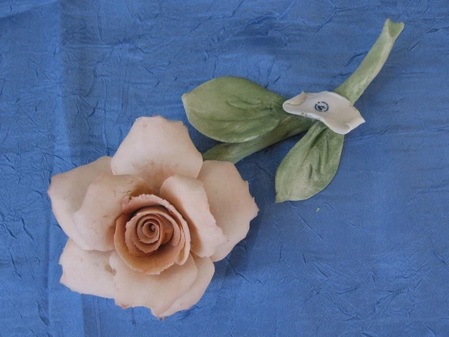 Splendida rosa salmone in porcellana di capodimonte 19x9x5,5 cm