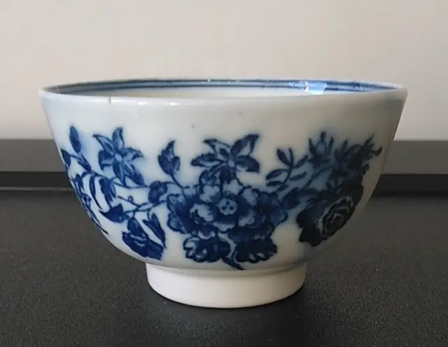 First Period Worcester Porcelain ‘Three Flowers’ Pattern Tea Bowl, c. 1775 a/f