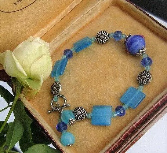 Wunderschönes älteres Armband - verschiedene blaue Glassteine - Knebelverschluss