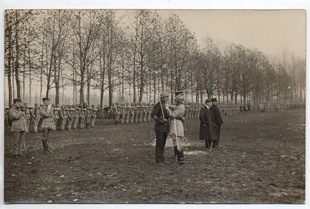 Thème VIE MILITAIRE & Guerre - CARTE PHOTO Non située - remise de médaille