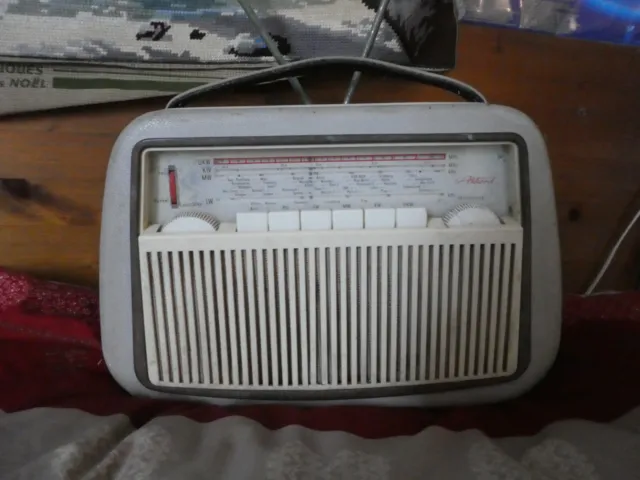 poste radio  marque AKKORD année1960 .fonctionne;A.M. F.M. O.C.dernière enchère!