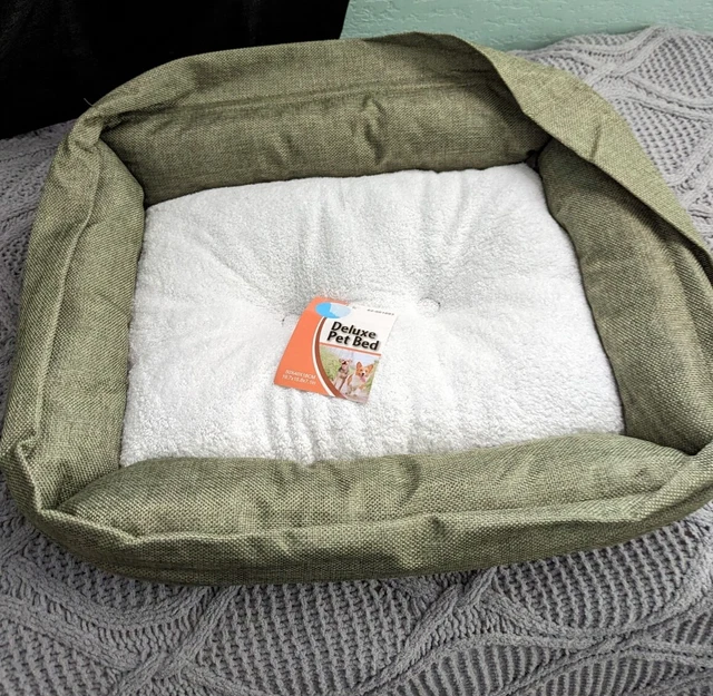 Small-Medium Deluxe Green & Tan Dog/Pet Bed 19.7 x 15.8 x 7.1 in. Super Soft int