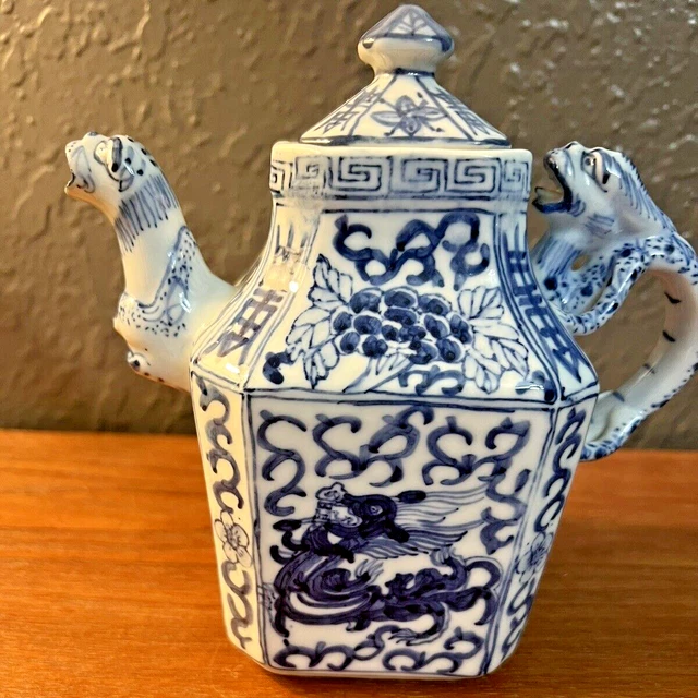 Teapot Qianlong Nian Zhi Chinese 1736-1796 Dragon Lizard Porcelain
