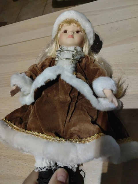 POUPÉE PORCELAINE HIVER Patin À Glace 37cm EUR 15,00
