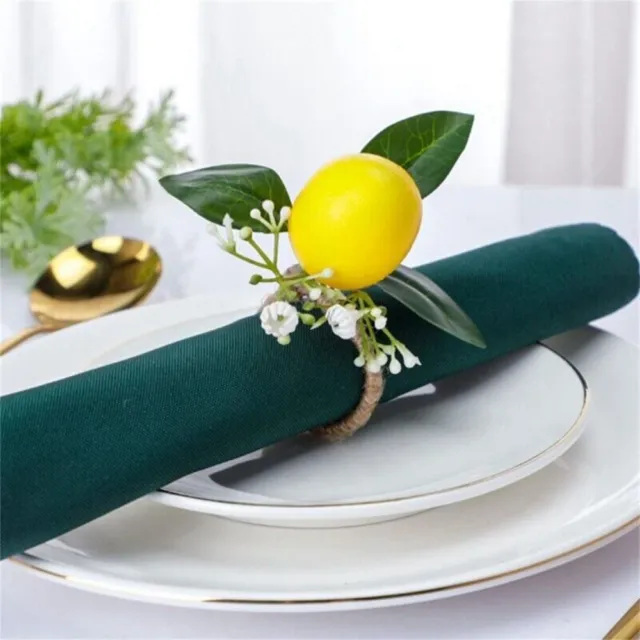 Mesa amarilla planta servilleta anillo amarillo fruta servida cierre mesa