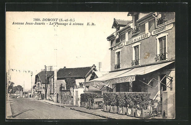 CPA Domont, Avenue Jean-Jaures, Le Passage a niveau
