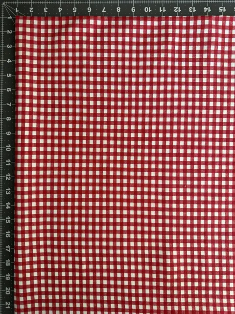 Preciosa tela de cesta de picnic de verano a cuadros roja y blanca a cuadros como una bonita tela de tablero de ajedrez de 51 pulgadas.