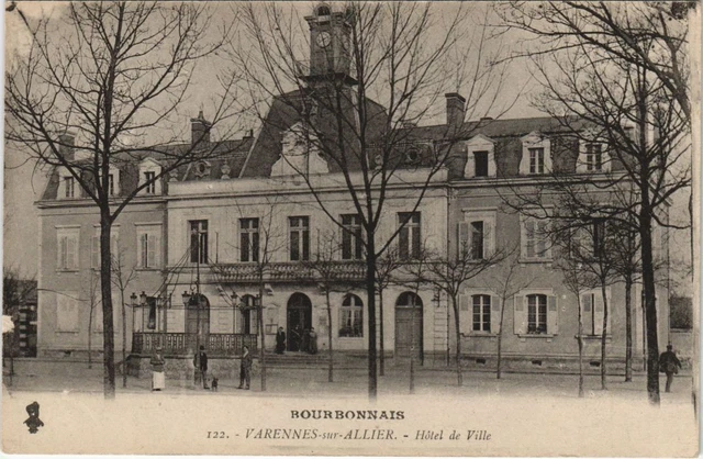 CPA VARENNES-sur-ALLIER Hotel de Ville (1220652)