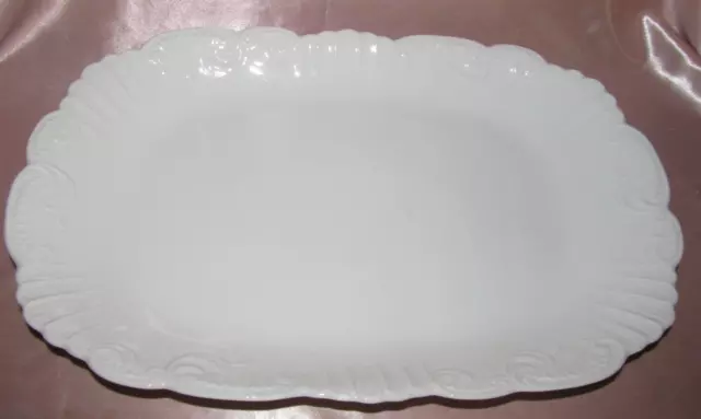 Plat de service rectangulaire porcelaine Limoges blanche décor relief