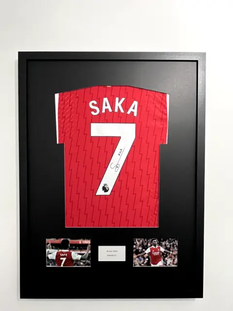 Saka Framed Signed Shirt - Arsenal 23/24 Framed Shirt. Printed Signature