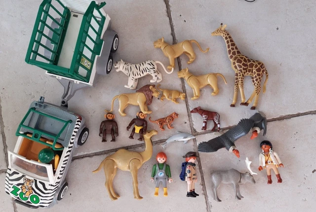 playmobil  gros lot animaux, et personnages du zoo et accessoires divers