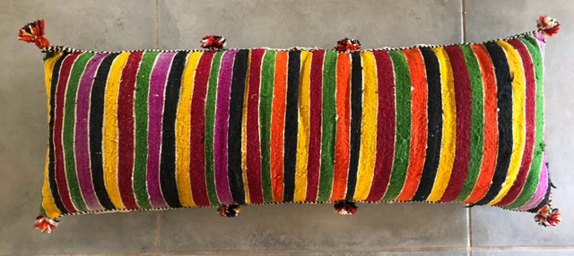 Ancien long coussin de sol berbère fait main à partir de tapis . Pièce unique