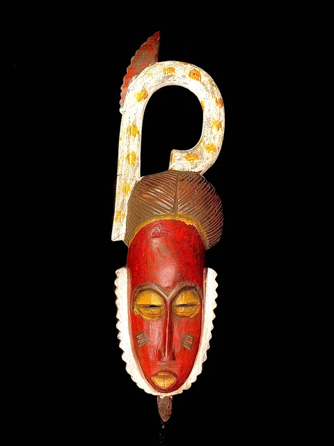 Maschera africana antica intagliata a mano in legno da parete con...