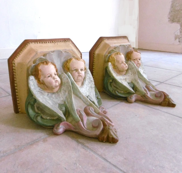 Paire de sculptures anciennes en plâtre polychrome, appliques ou consoles.