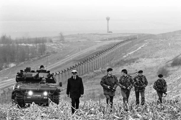 british-troops-patrolling-the-berlin-wall-east-west-germany-1979-old