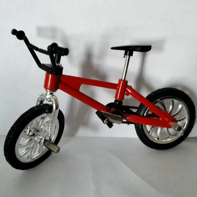 Miniature Bicyclette Modèle Sport Cadre Rouge Longueur Environ 9cm