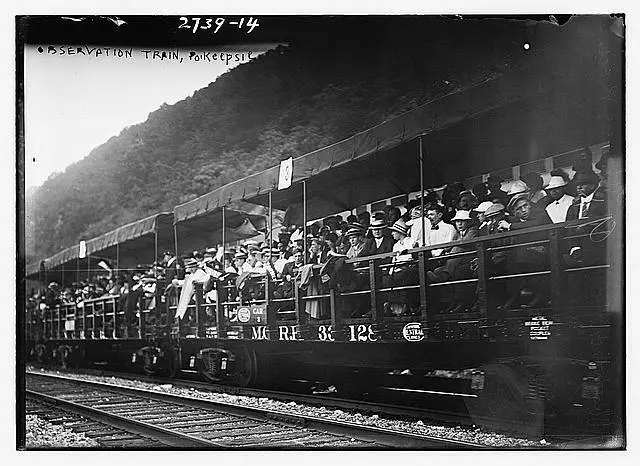 Observation train,Poughkeepsie,New York,N.Y.,1913,People watching Rowing Races