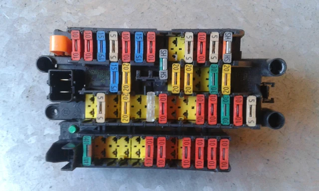 BOITE A FUSIBLES Peugeot 206 Hdi Ref 9635518180 189028 9627791880 EUR