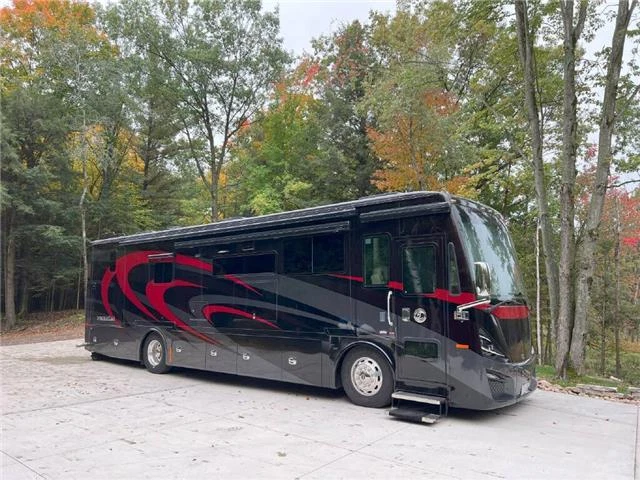 Tiffin Phaeton 37BH BLACK/*RED with 19,800 Miles, for sale! Tiffin Phaeton 37BH BLACK/*RED with 19,800 Miles, for sale!