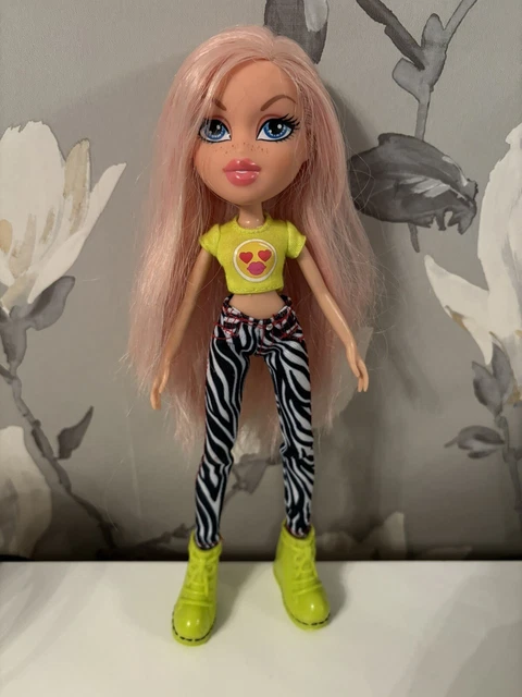 Bratz Selfie Snaps Cloe Doll Pink Hair Lime Green Boots Original Outfit