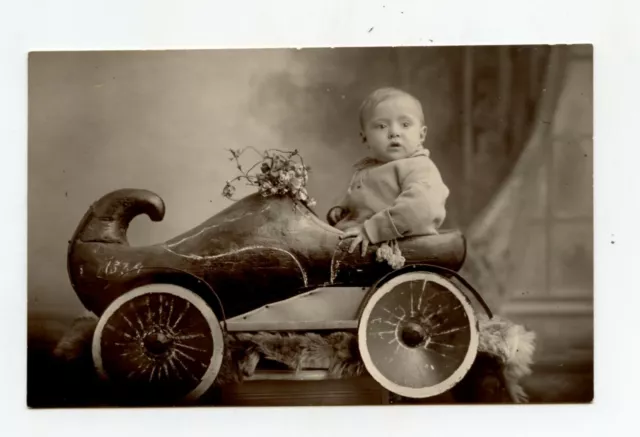 Photographe Alex Nimal Jacquet. Marchienne- Docherie. Bébé dans un sabot