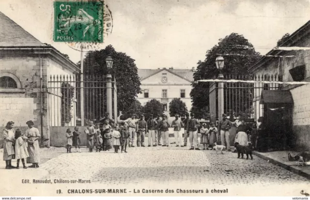 8400 cpa 51 Châlons sur Marne - la Caserne des Chasseurs à Cheval