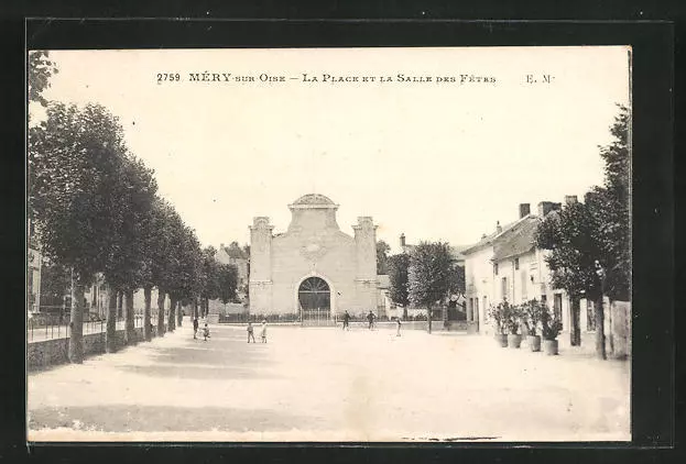CPA Méry-sur-Oise, La Place et la Salle des Fetes