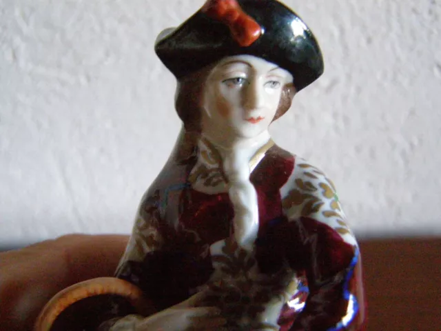 Ravissante Figurine Porcelaine Sitzendorf  Homme Assis Au Panier De Fleur 3