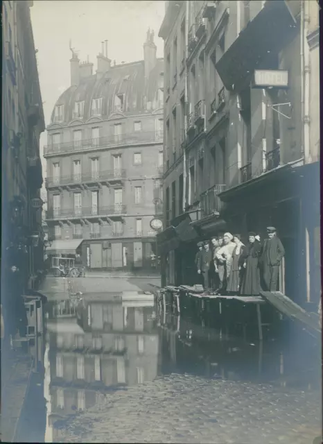 Janvier 1910, inondations à Paris Vintage silver print,rue de la Harpe Tirag