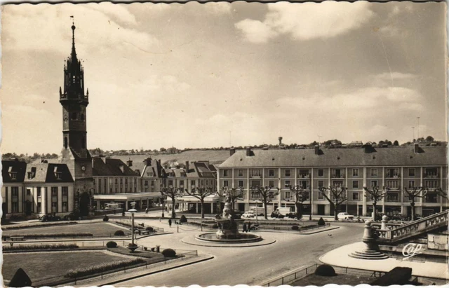 CPA EVREUX La Place de Gaulle et la Tour de l'Horloge (1148568)