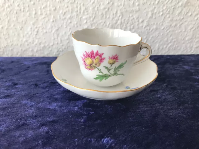 Meissen Mocca-/Espressotasse Blume Streublümchen Goldrand 2. Wahl