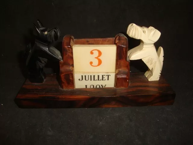 calendrier perpétuel Scotish Terrier en bakélite / support palissandre