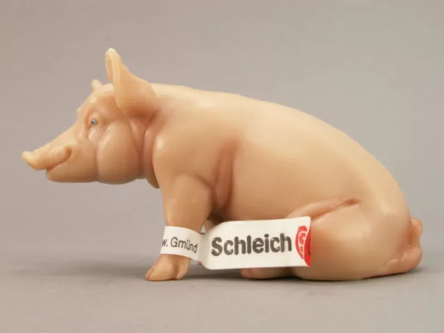 #F114 Schleich 13202 Schwein, sitzend – mit Fähnchen 1984-2003 / China