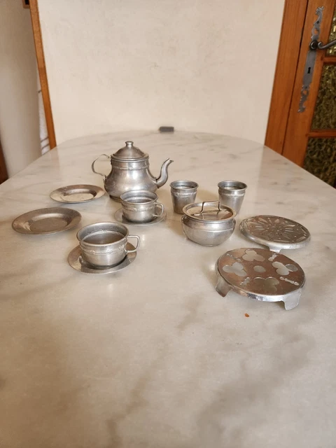 ANCIENNE BELLE DÎNETTE en aluminium, bouteilles en verre, pot à eau