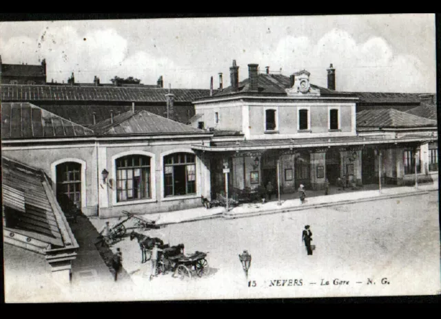 NEVERS (58) ATTELAGES animés à la GARE en 1918