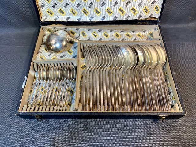 Ménagère ERCUIS modèle MAINTENON COQUILLE métal argenté 35 couverts