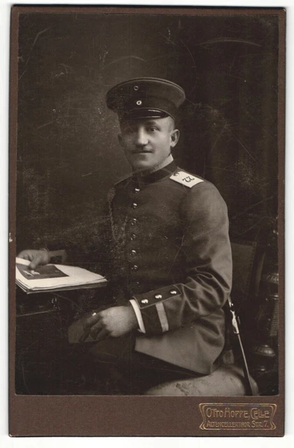 Fotografie Otto Hoppe, Celle, Portrait Unteroffizier von Regiment 77