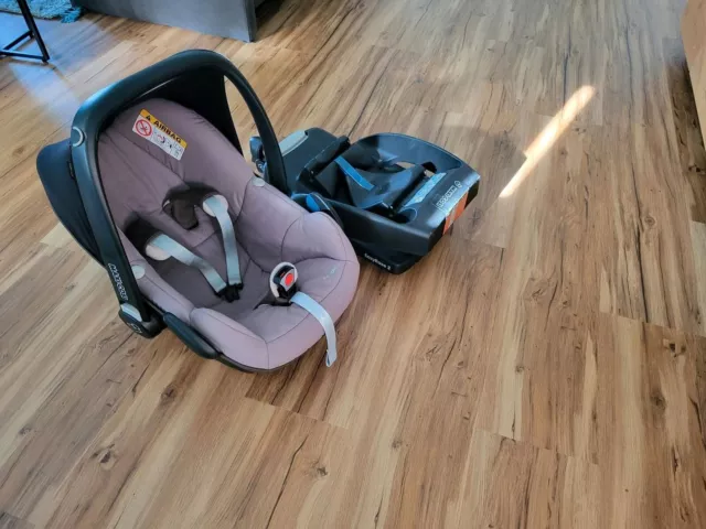 Maxi Cosi Pebble inkl. Neugeborenen Einsatz und Easy Base 2