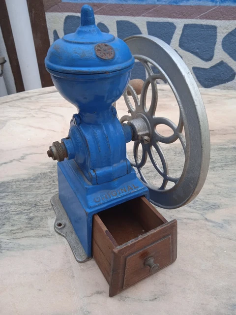 Molinillo de café azul antiguo