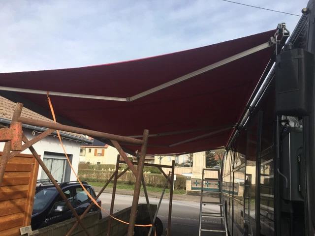 bus aménagé. camping-car plus garage mettre une voiture de course